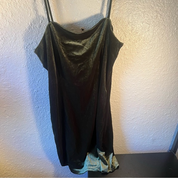 Forever 21 Women’s Velour Velvet Green Mini Party Dress Thin Straps Size Large - Picture 4 of 14
